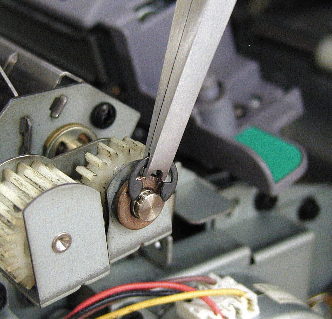 ENGINEER PZ-02 E-Ring Zange mit einer einzigartigen Nut an den Backen für Montage und Entfernen von
