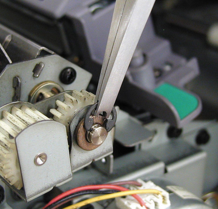 ENGINEER PZ-02 E-Ring Zange mit einer einzigartigen Nut an den Backen für Montage und Entfernen von