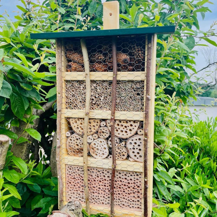 DARLUX handgefertigtes, hochwertiges Holz Insektenhotel XL Wildbienen-Nisthilfe Insektenhaus Natur/G