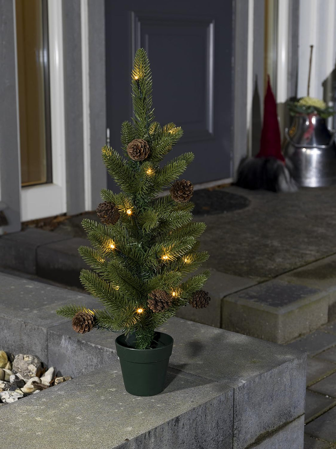 Konstsmide 3781-100 LED Weihnachtsbaum mit Tannenzapfen und Topf / für Aussen (IP44) / Batteriebetri