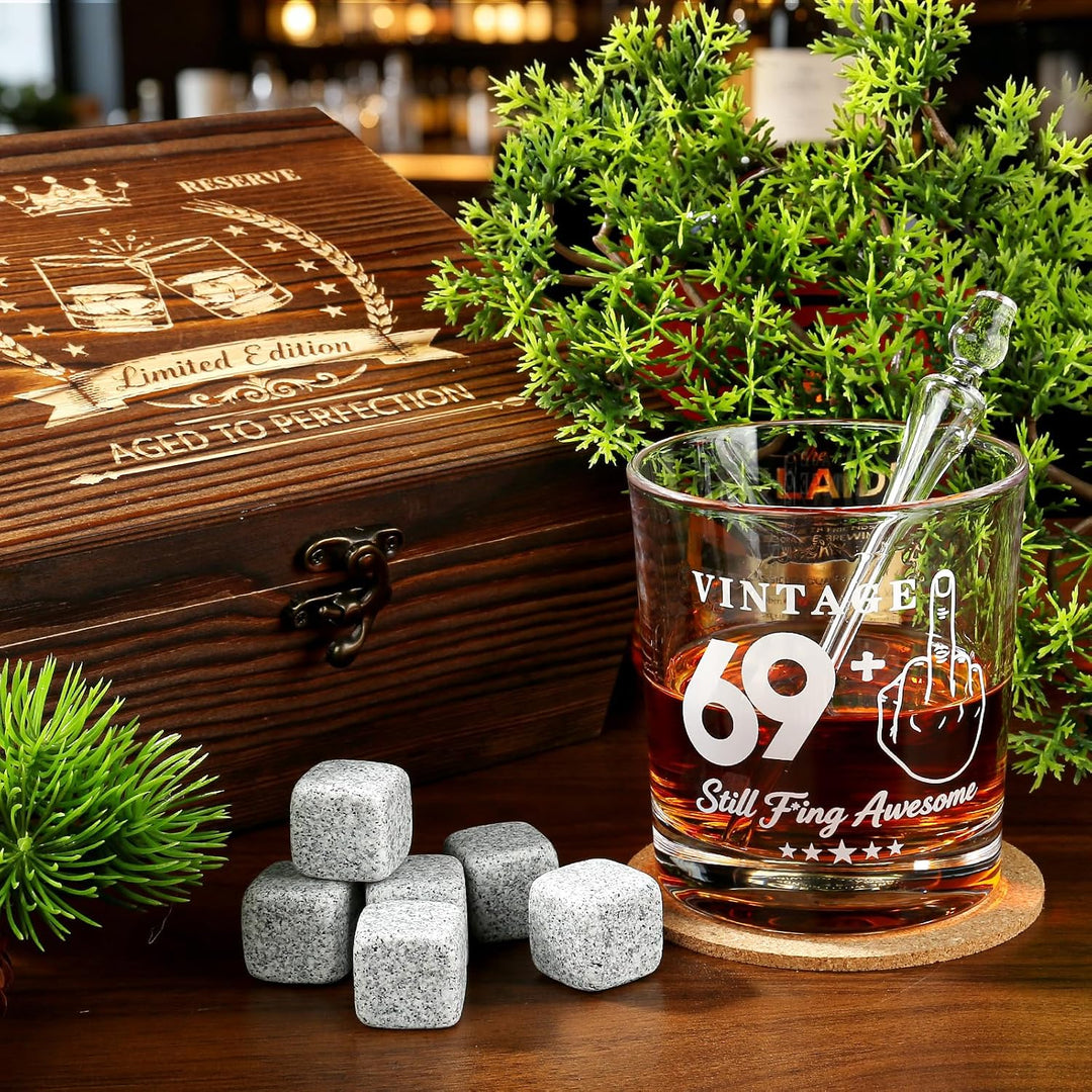 70 Geburtstag Geschenke für Männer 1956 "VINTAGE 69+ Still Fing Awesome" Whisky-Set - Holzkiste mit
