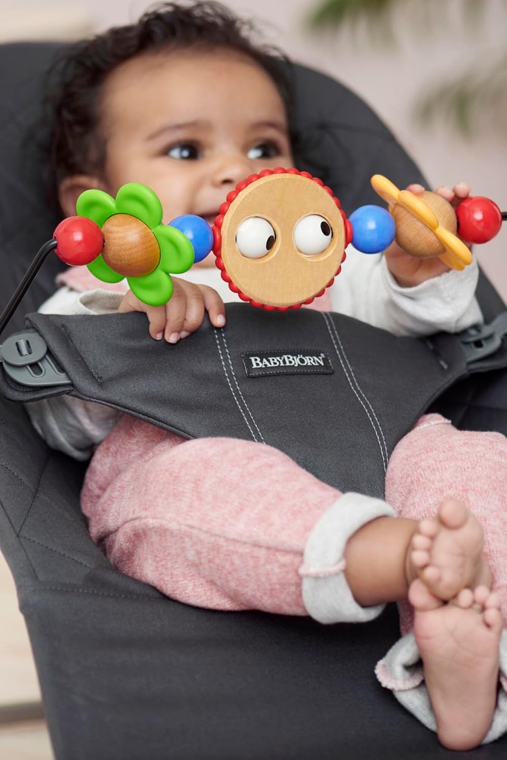 BabyBjörn Babywippe Bliss, Gewebt, Klassische Steppung, Anthrazitgrau mit Spielzeug für Babywippe, F