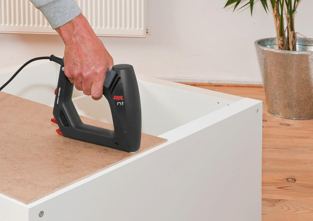 Skil Tacker 8200 AC (Elektrotacker, Elektronagler, für Nägel + Klammern bis 16 mm, Kabellänge 6 Mete