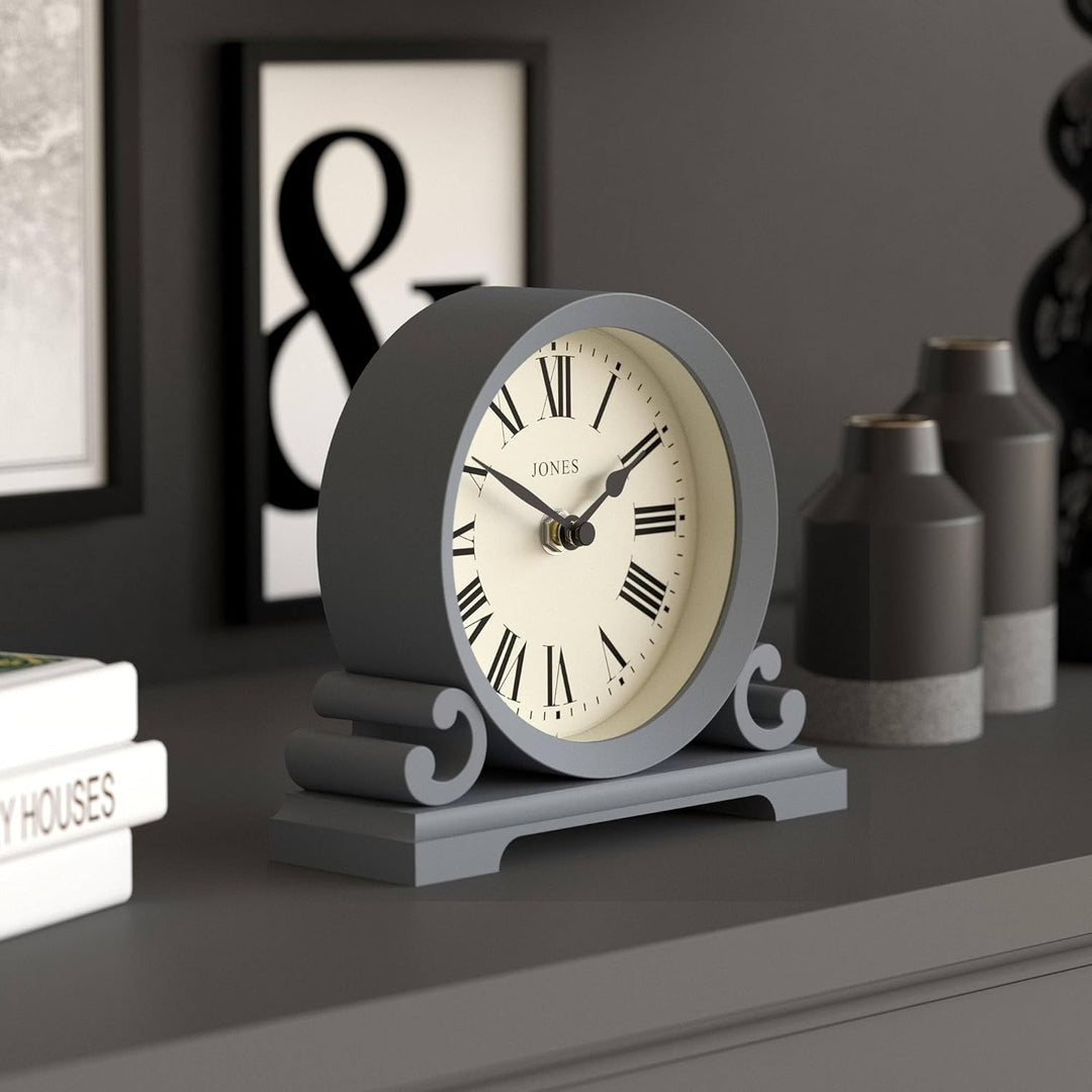 JONES CLOCKS® Saloon Tischuhr | Traditionelles Doppel-Scroll-Design | Französisches Marineblau | Röm