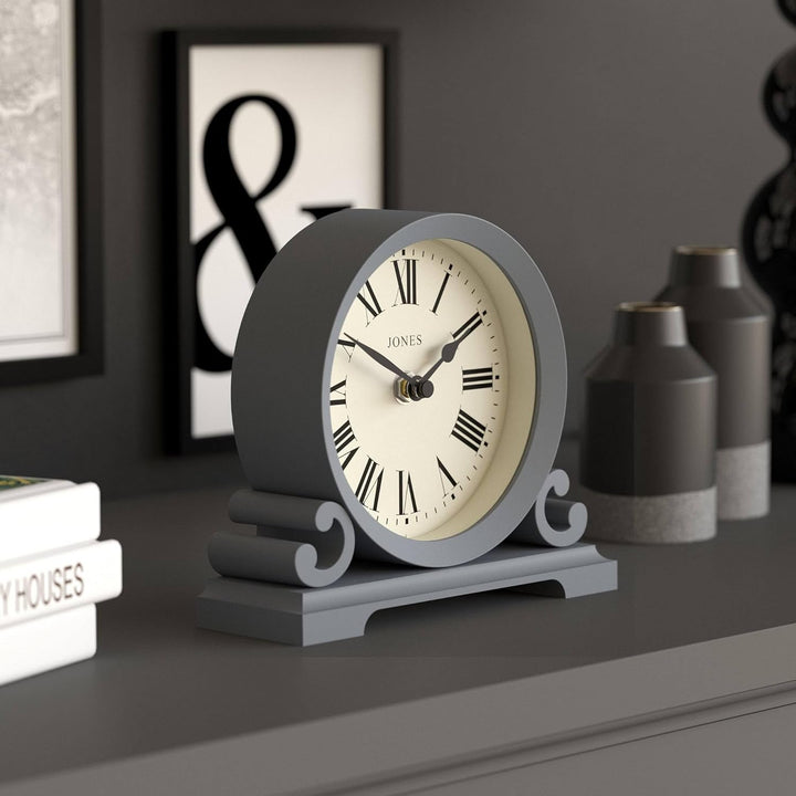 JONES CLOCKS® Saloon Tischuhr | Traditionelles Doppel-Scroll-Design | Französisches Marineblau | Röm