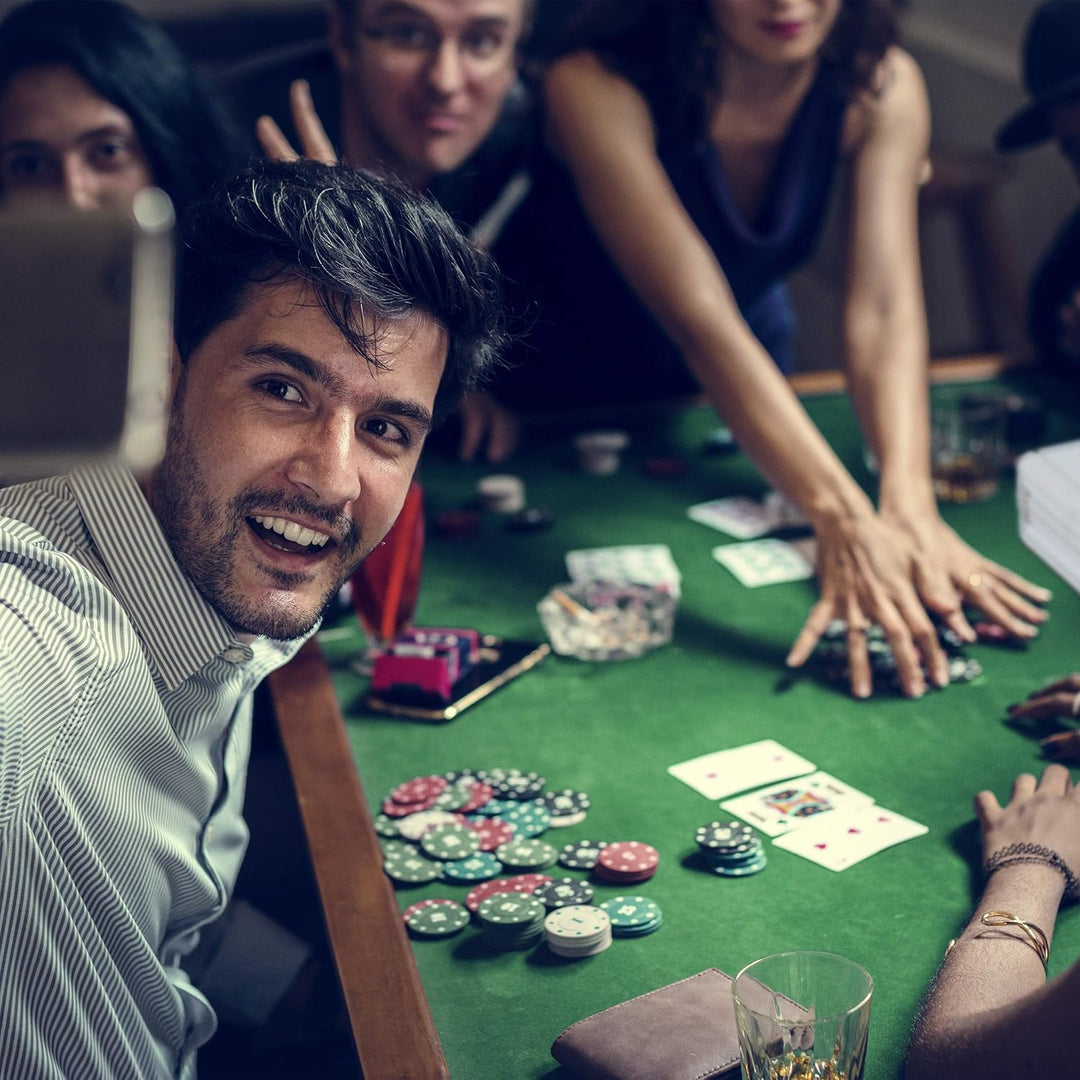 Relaxdays Pokerkoffer, 500 Pokerchips ohne Wert, 2 Kartendecks, 5 Würfel, Button Set, abschliessbar,