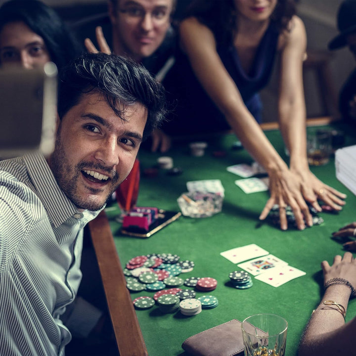 Relaxdays Pokerkoffer, 500 Pokerchips ohne Wert, 2 Kartendecks, 5 Würfel, Button Set, abschliessbar,