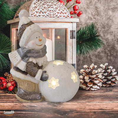 NATIV Weihnachtsdeko Schneemann mit LED beleuchteter Schneekugel | Weihnachtsschmuck aus Magnesia |