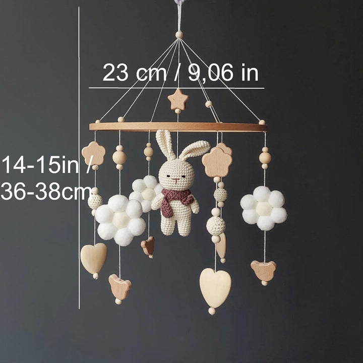 Gehäkeltes Baby Mobile Hase – Mädchen Krippen Deko aus Holz, Crochet Bunny Babybett-Anhänger, Neutra