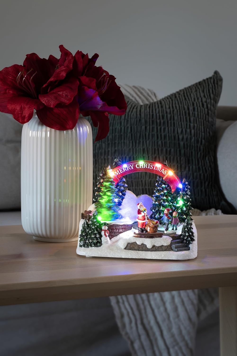 Konstsmide LED Szenerie "Santa und Kinder", mit Musik, wählbare Energiefunktion, 11 bunte Dioden, ba