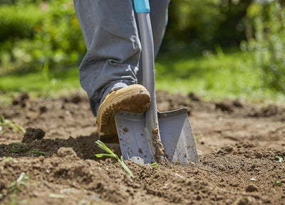 Gardena ErgoLine Spitz-Spaten: Gartenspaten aus Qualitätsstahl zum Umgraben und Ausheben, mit Tritts