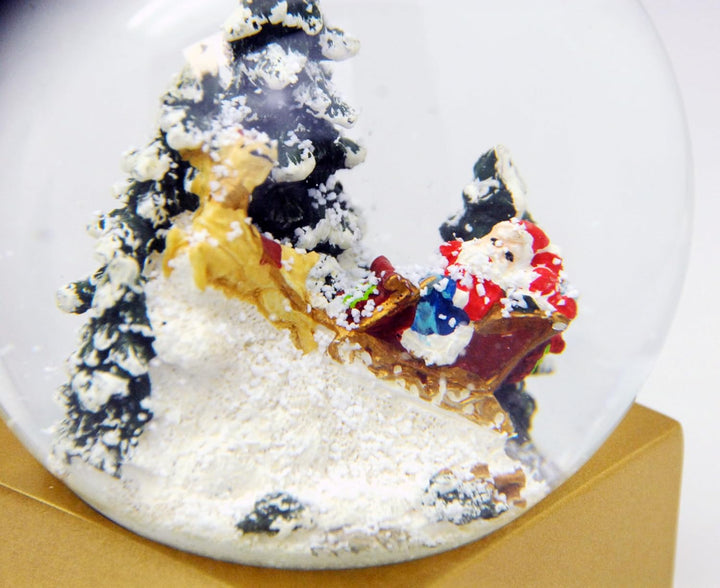 Weihnachts-Schneekugel | Weihnachtsmann mit Geschenken | Farbe rot Gold | 100mm breit, 120mm hoch |