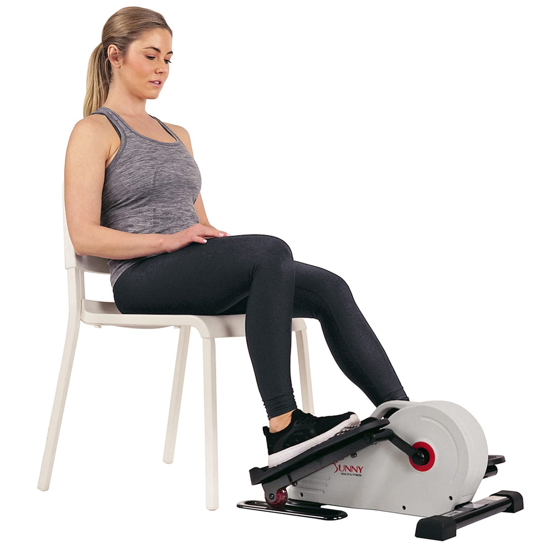 Sunny Health & Fitness Kompakter Untertisch-Ellipsentrainer, Tragbare Pedal-Trainingsmaschine für da
