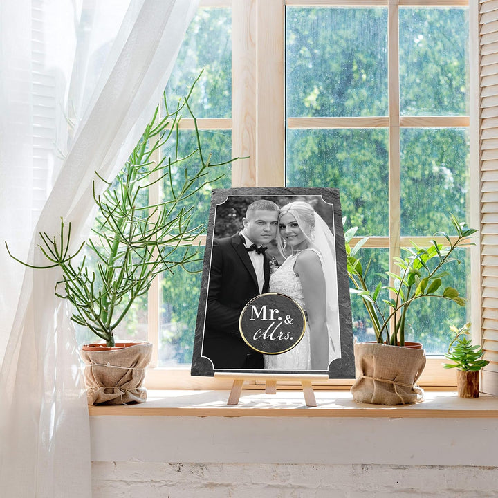 wandmotiv24 Schiefertafel Hochzeit Mr. & Mrs. mit Staffelei, Personalisierbar Digitaldruck Schwarzwe