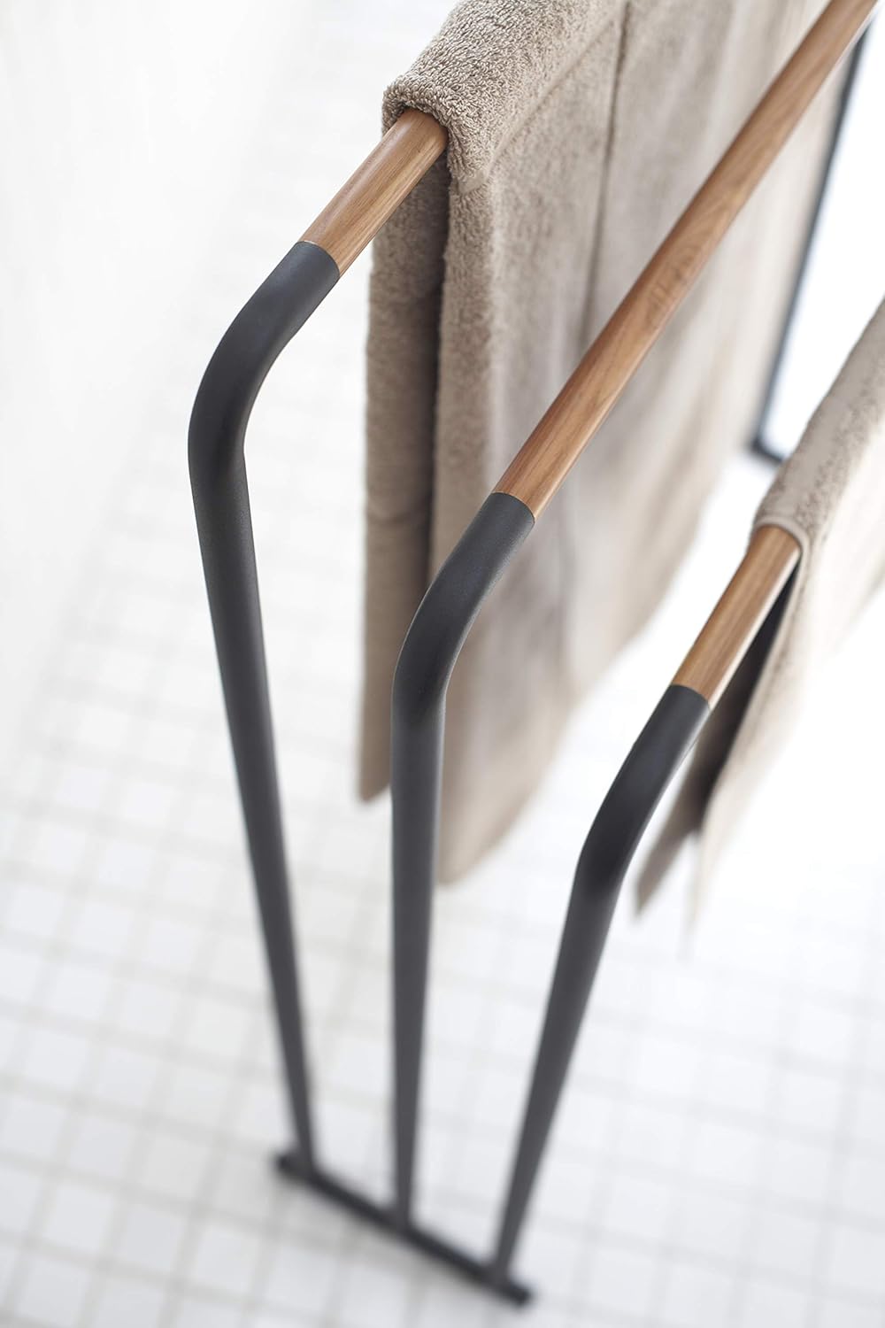 Yamazaki 7468 PLAIN Handtuchhalter, schwarz, Stahl/Holz, minimalistisch, 70 x 19 x 83 cm, Schwarz