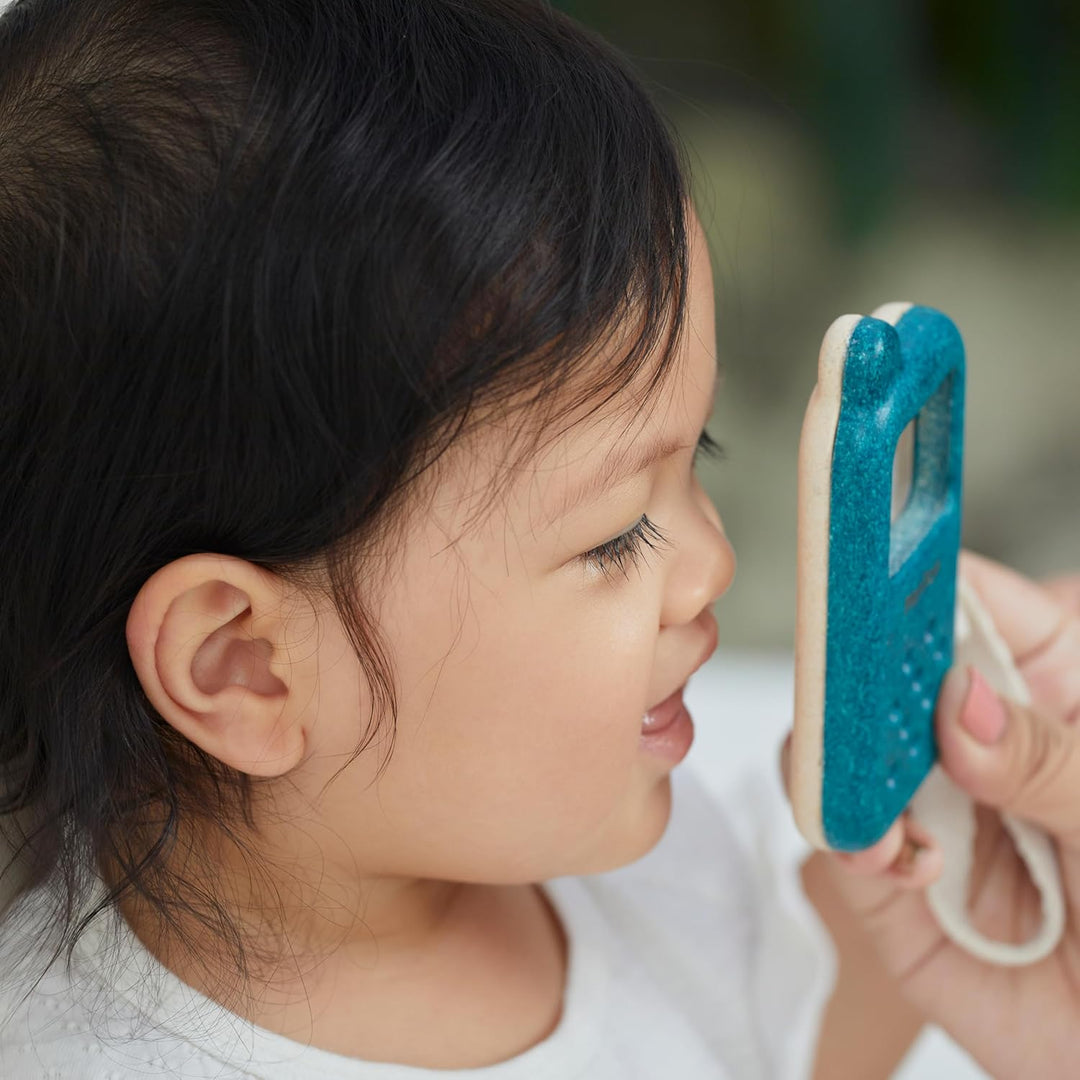 PlanToys Mein erstes Handy - Kinder Handy aus Holz - Kindertelefon mit Lupenbildschirm - mit Handsch