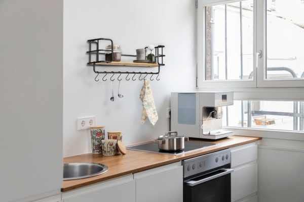 WENKO Wandregal Loft, modernes Regal mit nachhaltigem Bambusboden & stabilem Stahlrohr-Rahmen, coole