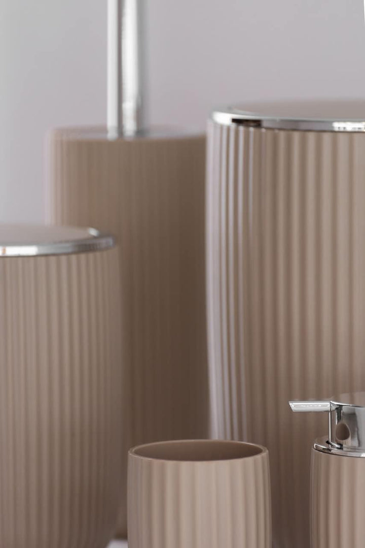 WENKO Schwingdeckeleimer Mod. Agropoli S Beige, 2 Liter, Badezimmer-Mülleimer mit Deckel, Abfalleime