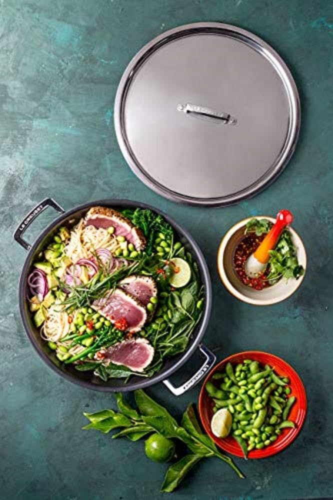 Le Creuset Antihaftbeschichtete Profipfanne aus 3-ply Edelstahl mit Deckel, Ø 30 cm, Für alle Herdar