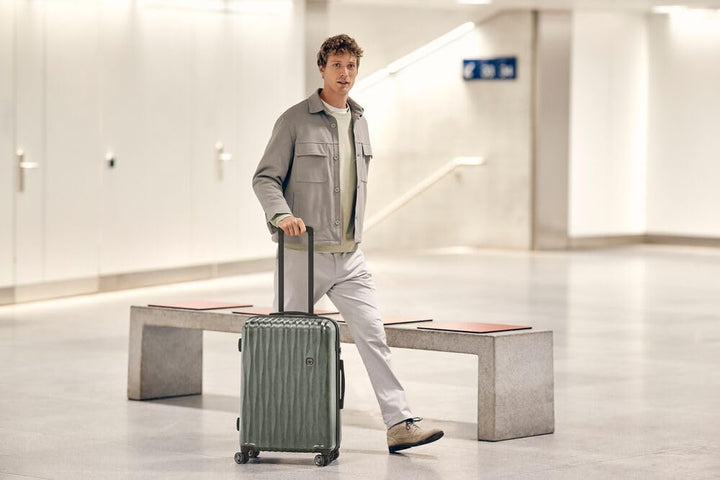 WENGER Energie M Hartschalenkoffer mit 4 Rollen, Trolley, M, 65 (75) l, Sicherheitsschloss, Damen He