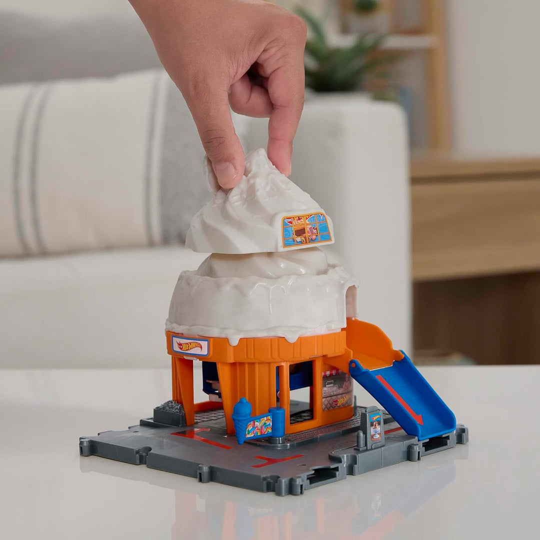 Hot Wheels City Downtown Spielset Eiskrem-Strudel - Rennbahn-Action mit manuellem Aufzug, Eiskrem-Wi