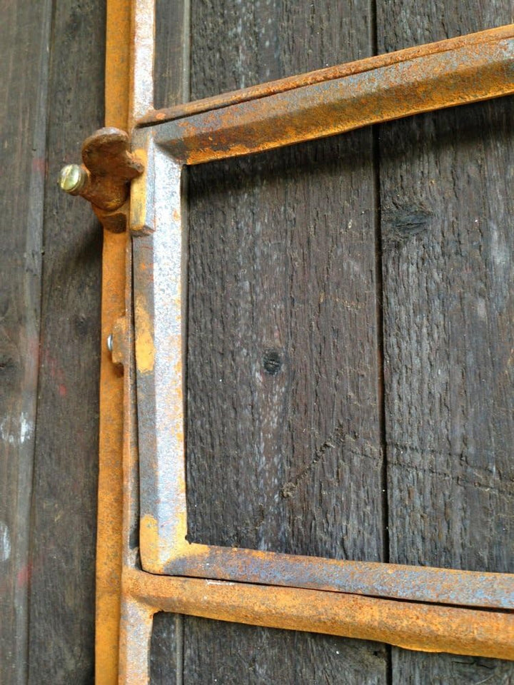 Antikas - Eisenfenster mit Kippflügel zum Öffnen Fenster wie altes Stallfenster