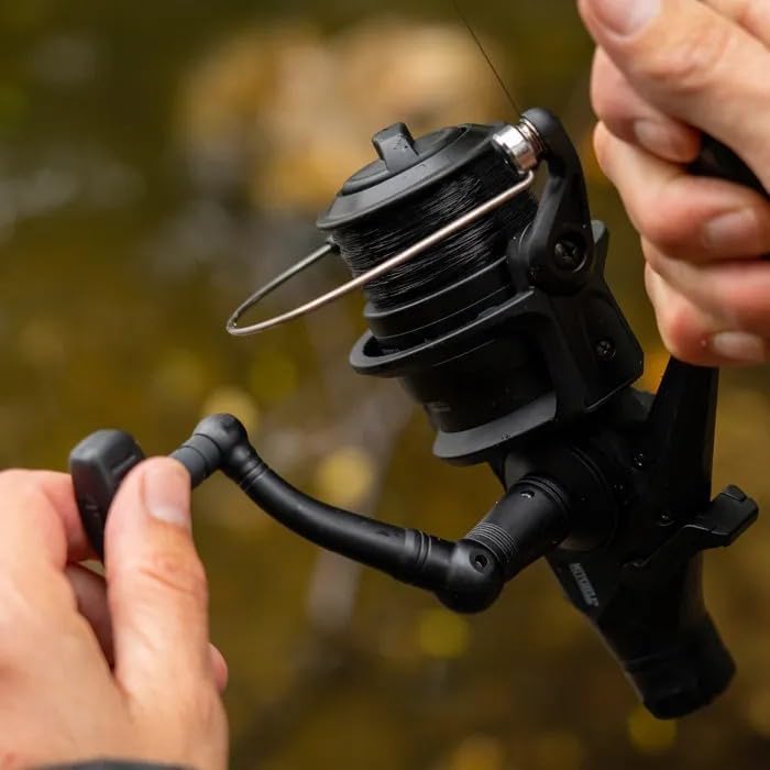 Mitchell Avocet Black Edition Karpfen- und Welsrolle – One-Touch-Klappgriff, Holzknauf – Lieferung v
