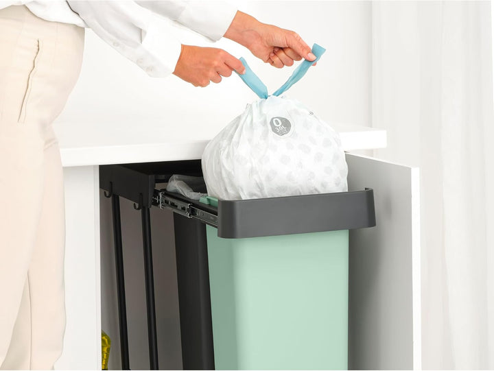 Brabantia Sort &amp; Go Ausziehmülleimer | 2 x 30 l Einbaumülleimer für die Unterschranktür | Integriert