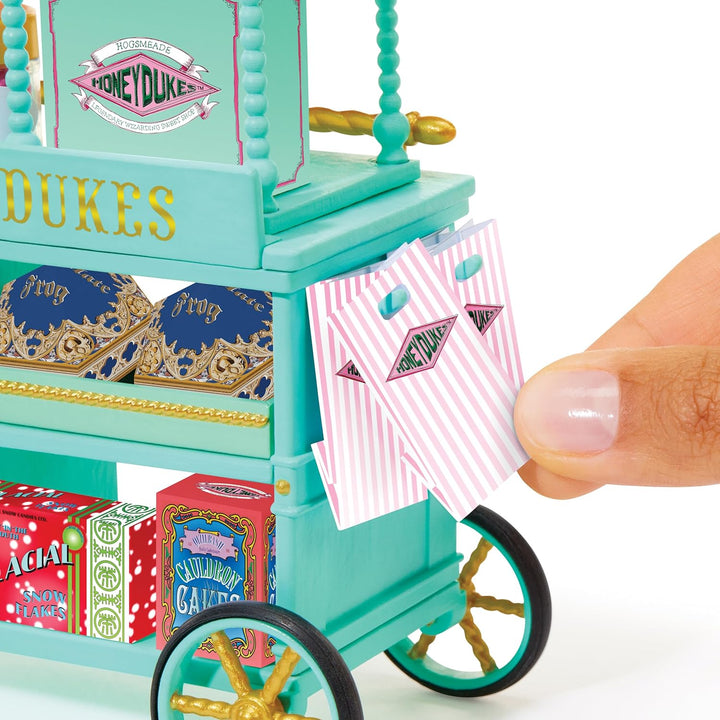 MGA's Miniverse Make It Mini Honeydukes Trolley- Harry Potter Mini-Sammlerstücke, 50+ Teile, Kunstha