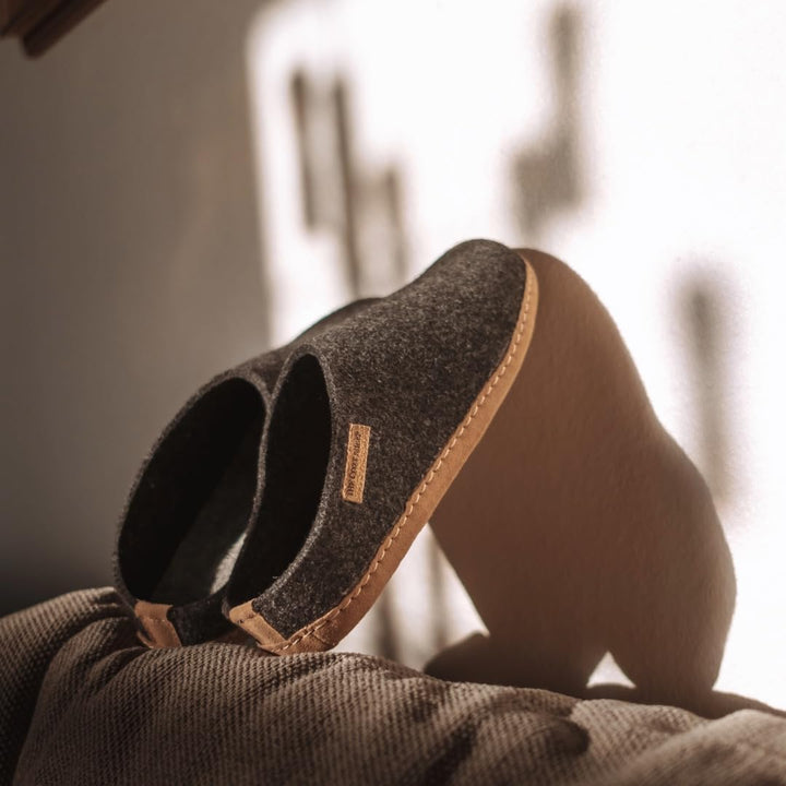 THE COZY SHEEP Filzpantoffeln mit Ledersohle 36 EU Dunkelgrau, 36 EU Dunkelgrau