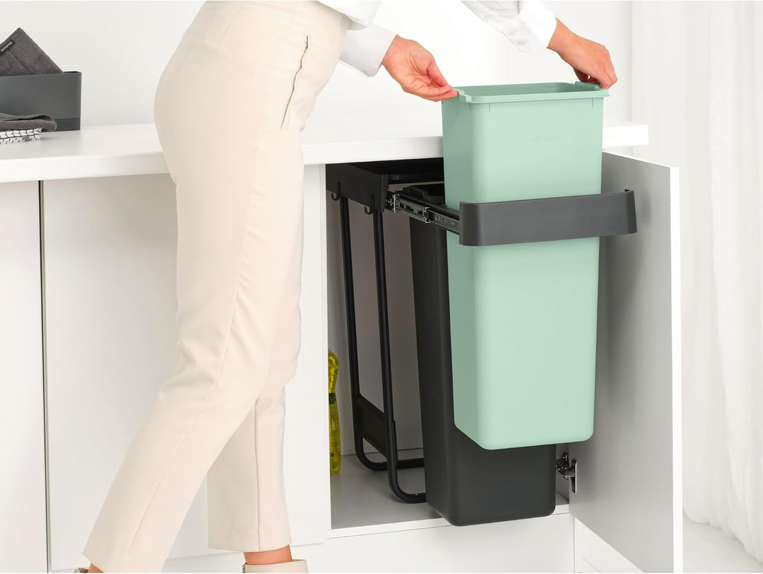 Brabantia Sort &amp; Go Ausziehmülleimer | 2 x 30 l Einbaumülleimer für die Unterschranktür | Integriert