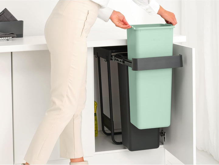 Brabantia Sort &amp; Go Ausziehmülleimer | 2 x 30 l Einbaumülleimer für die Unterschranktür | Integriert
