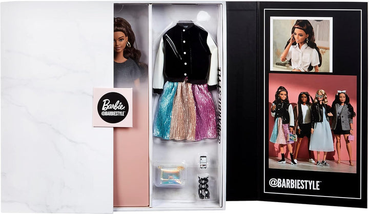 Barbie HCB75 - Signature @BarbieStyle bewegliche Modepuppe (brünett) mit zwei Tops, Rock, Jeans, Jac