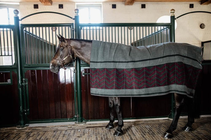 Kentucky Horsewear Fleecedecke Square Fishbone - Grau/Bordeaux