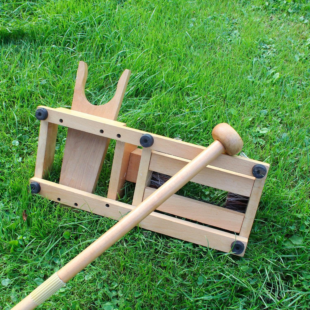 Stiefelknecht / 4 Bürsten - Stiefelzieher mit langem Holzgriff zum Aufstützen - Bürste, Abkratzer, S