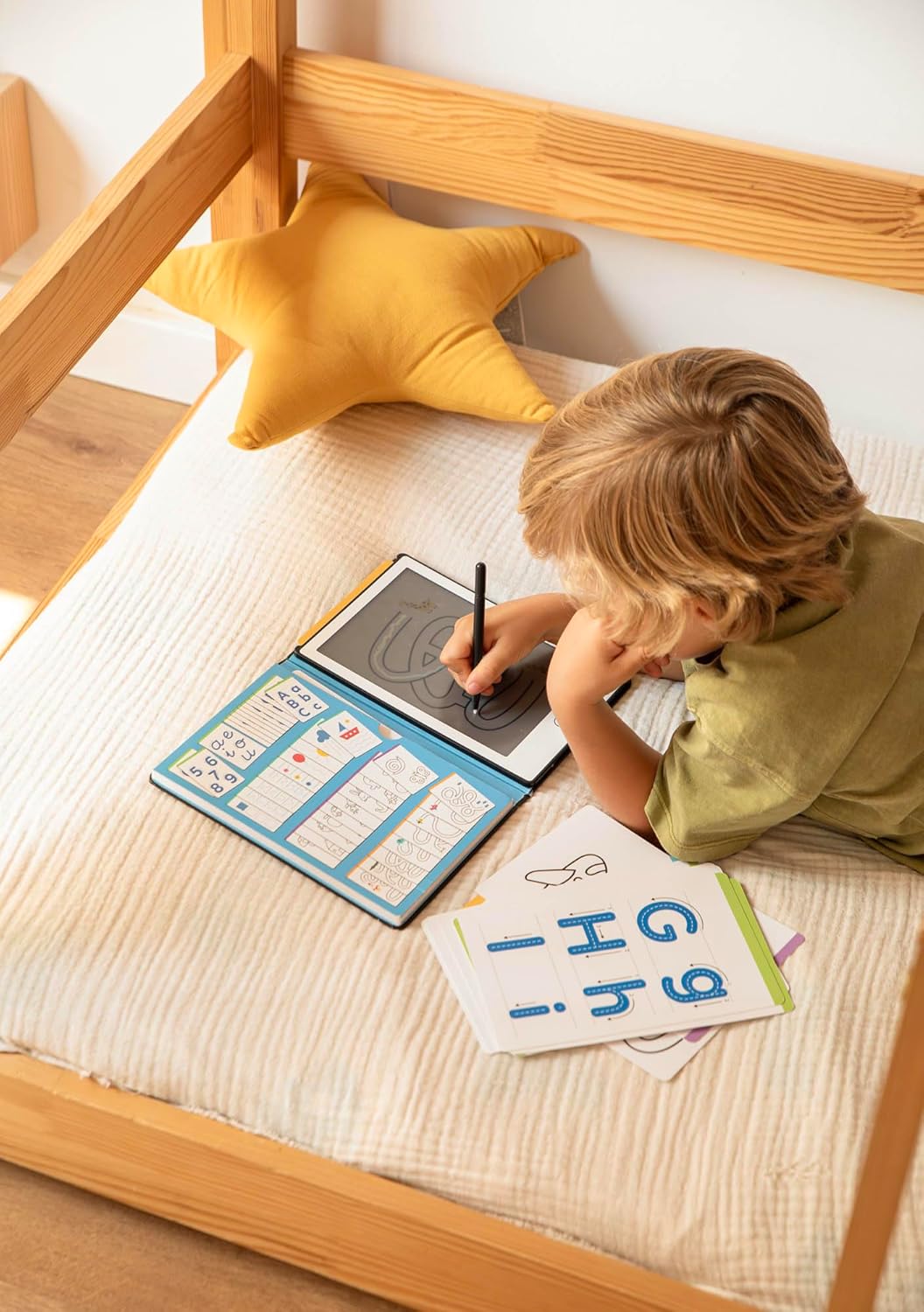APLI Kids 20142 Draw and Learn LCD-Tafel mit Graphomotorik-Schablonen