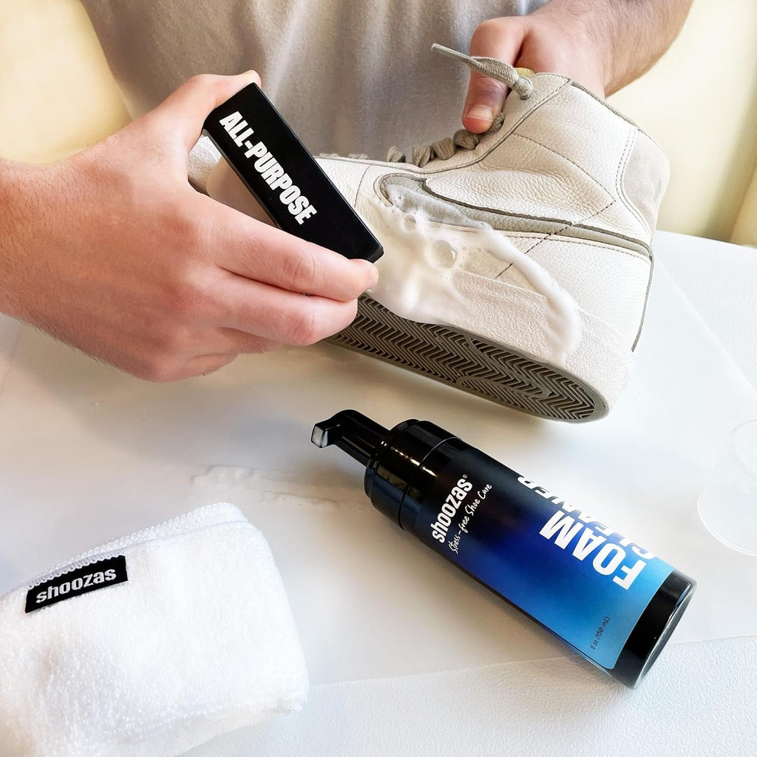 SHOOZAS - Kit zur Schuhreinigung - Schaumreiniger, Wasserdichte Matte, Bürste und Mikrofasertuch - I