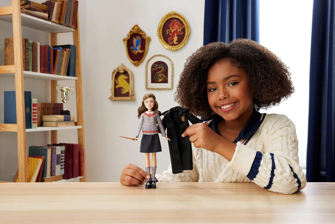 Mattel Harry Potter-Spielzeug, Hermine Granger-Modepuppe im typischen abnehmbaren Hogwarts-Gewand mi