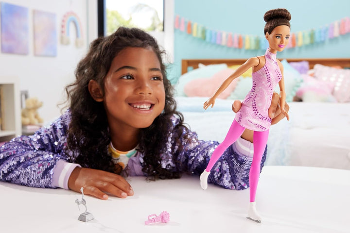 BARBIE Eiskunstläuferin Puppe - Pinkes Eiskunstlaufoutfit, abnehmbares Oberteil und Schlittschuhe, i
