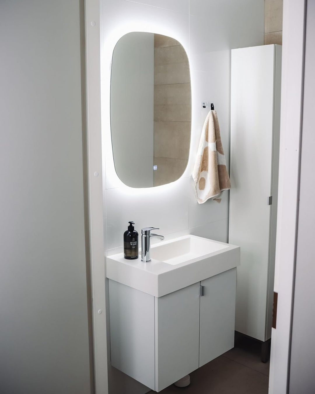 Modern Ovaler LED Wandspiegel Badezimmer Schlafzimmer ø 78 cm Silber Bergerac