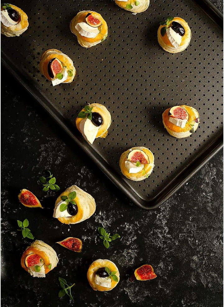 MasterClass Crusty Bake Backblech mit perforierten Löchern, Plätzchenform, Edelstahl-Backformen, 27