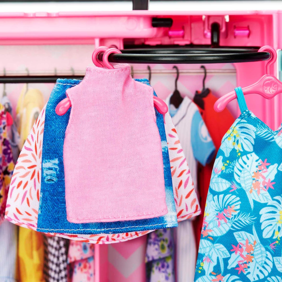 Barbie Kleiderschrank mit Kleidung und Accessoires, Garderobenschrank mit Falttüren und Tragegriff,
