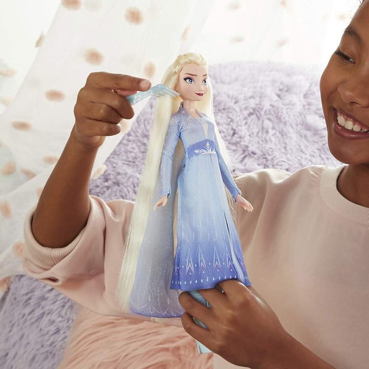 Disney Die Eiskönigin Flechtspass Elsa Puppe mit extralangem, blondem Haar, Styler und Haarclips – S