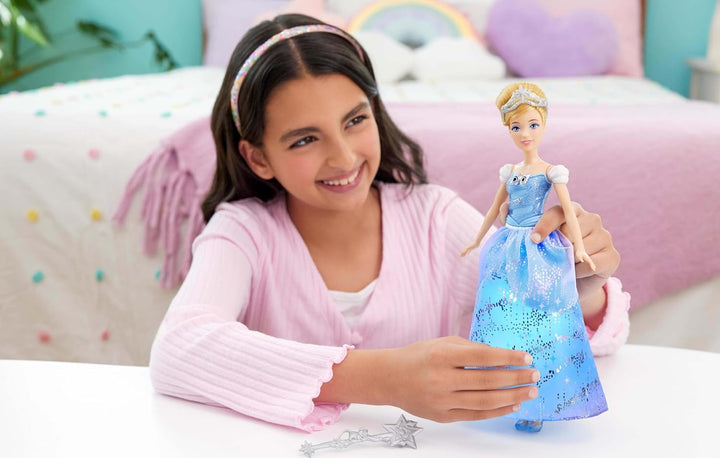 Mattel Disney Princess, Cinderella mit aufleuchtendem Kleid und Soundeffekten, aktiviert durch Zaube