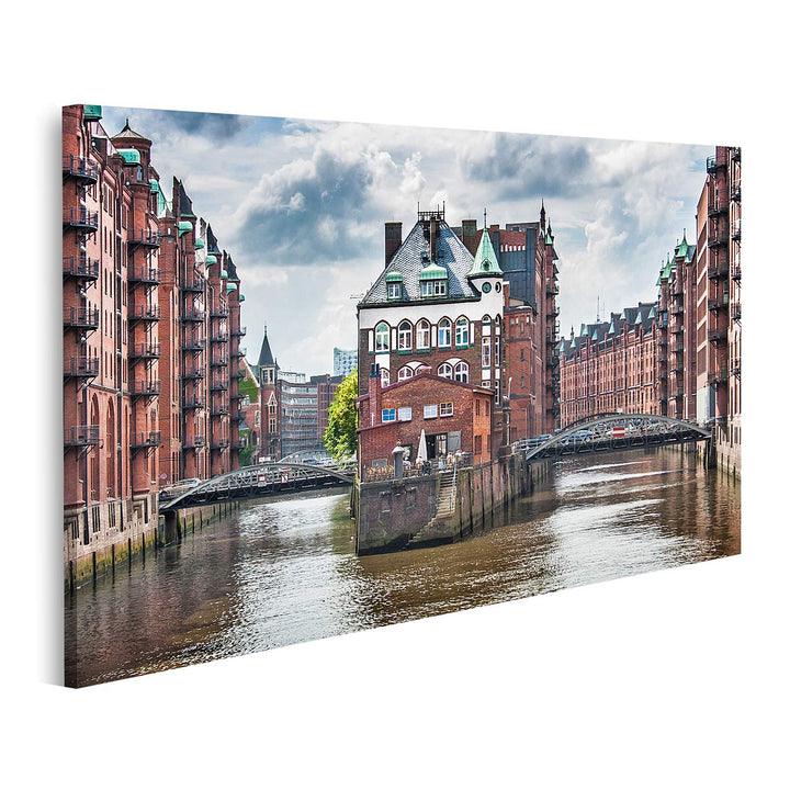 islandburner Bild auf Leinwand Berühmte Speicherstadt Mit Dunklen Wolken Vor Dem Sturm In Hamburg De