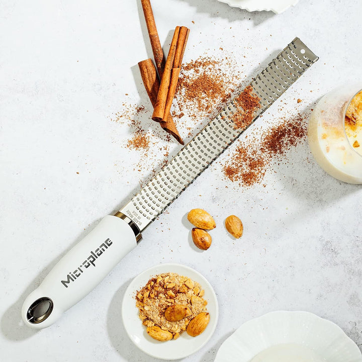 Microplane Premium Classic Zitrusschaber und Parmesan-Käsereibe, Weiss citrus and grating Weiss/Opul