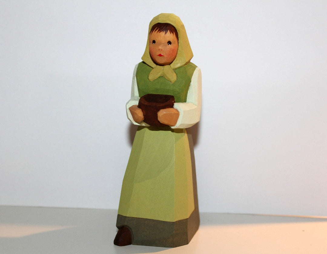 Lotte Sievers-Hahn Krippenfiguren * Hirtin mit Schale grün im Baumwollbeutel
