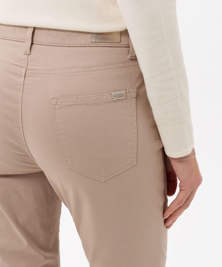 BRAX Damen Style Carola Five-Pocket Wertigem Baumwollsatin Hose 38W / 32L Toffee, 38W / 32L Toffee