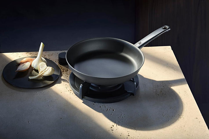 WMF Steak Profi Bratpfanne 24 cm Induktion, Steakpfanne ideal für scharfes Anbraten, Mehrschichtmate