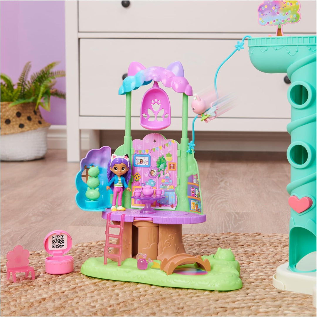 Gabby‘s Dollhouse, Kitty Fees Garten Spielset, verwandelbares Baumhaus mit Lichtern, Gabby & Katzen